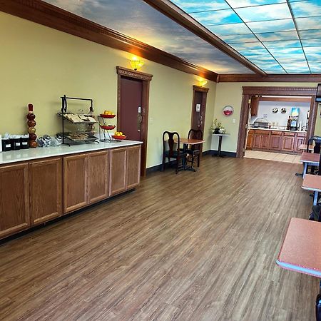 Ramada By Wyndham Saginaw Hotel & Suites Exterior foto