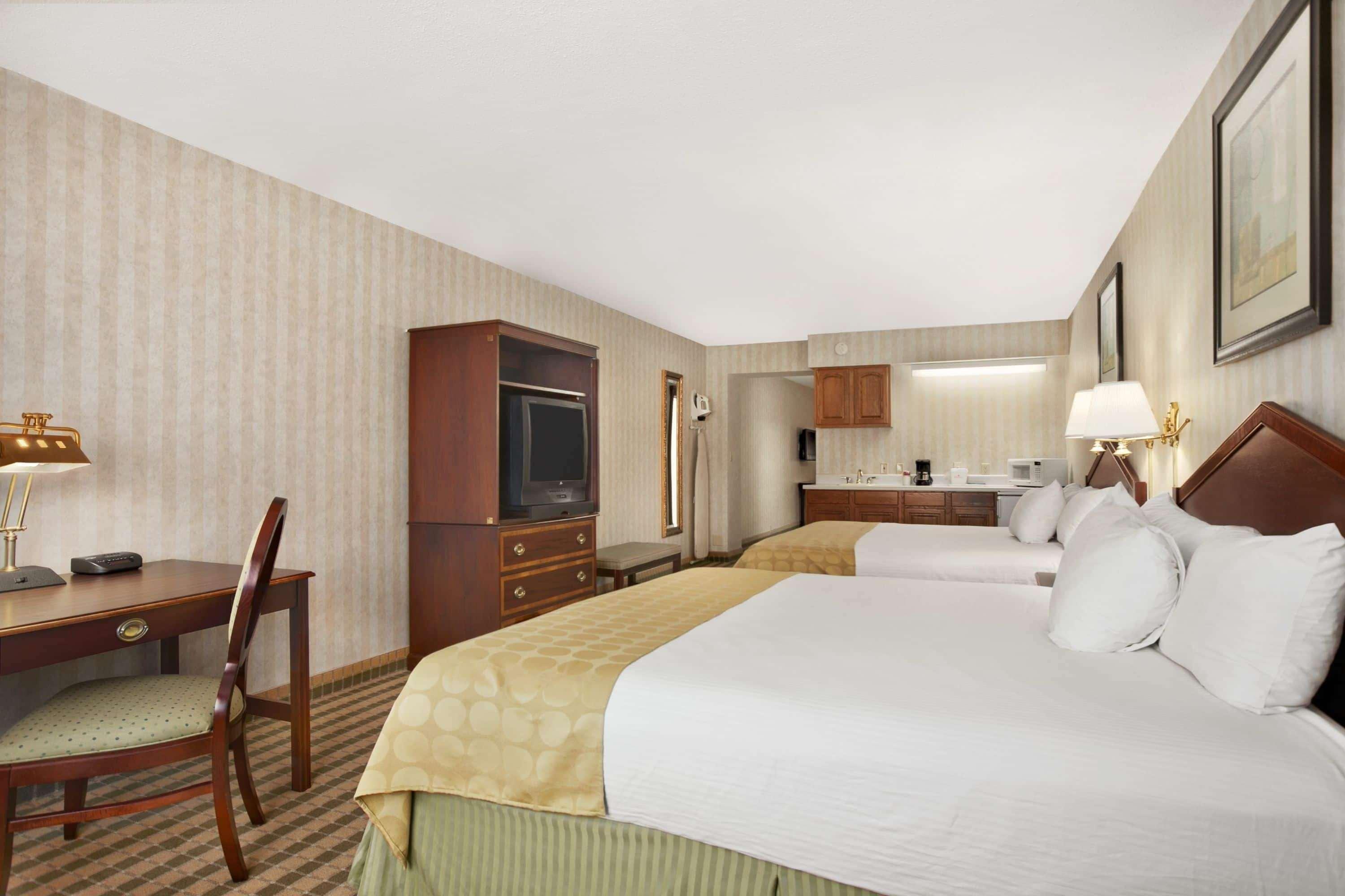Ramada By Wyndham Saginaw Hotel & Suites Exterior foto