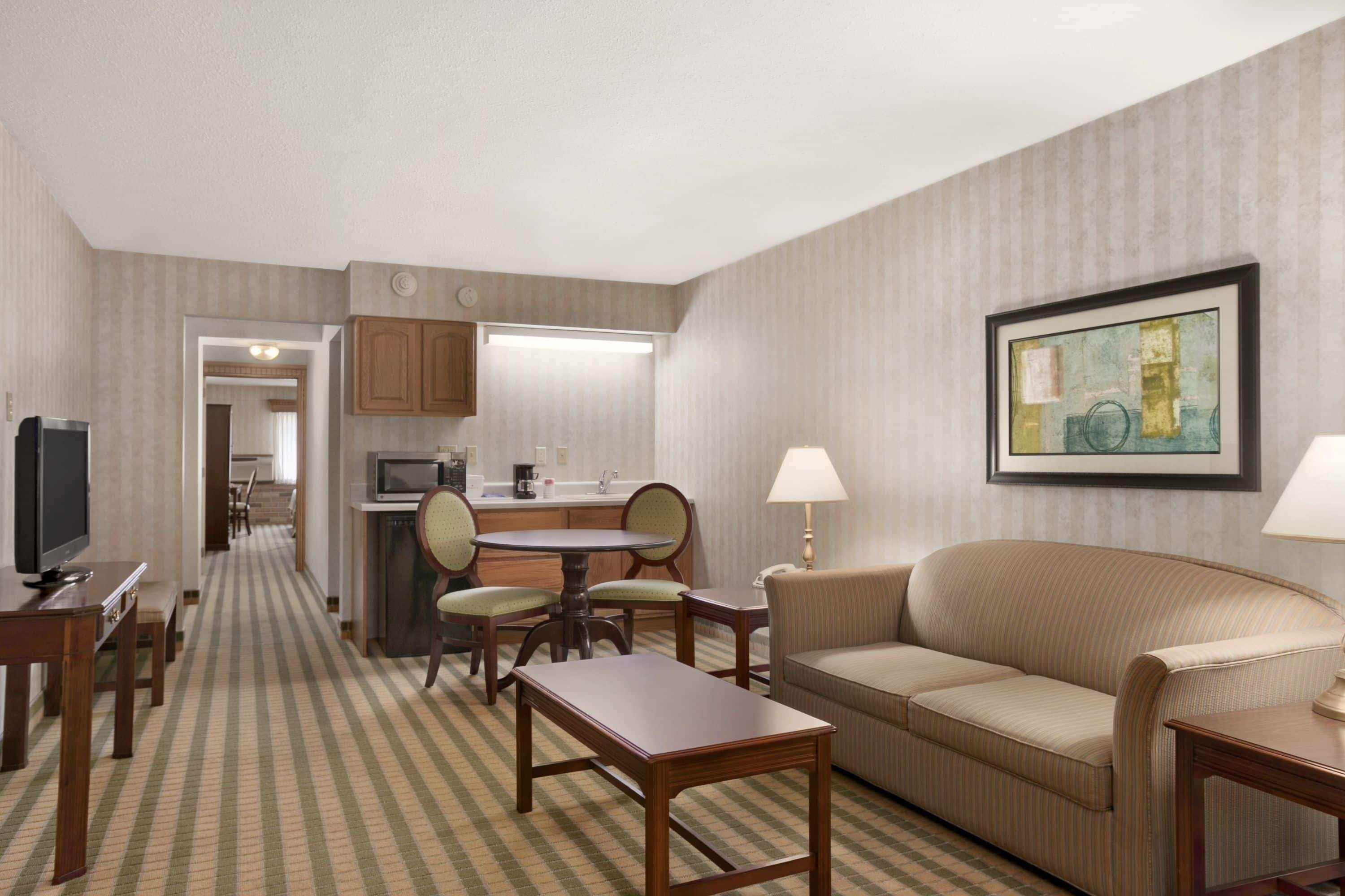 Ramada By Wyndham Saginaw Hotel & Suites Exterior foto