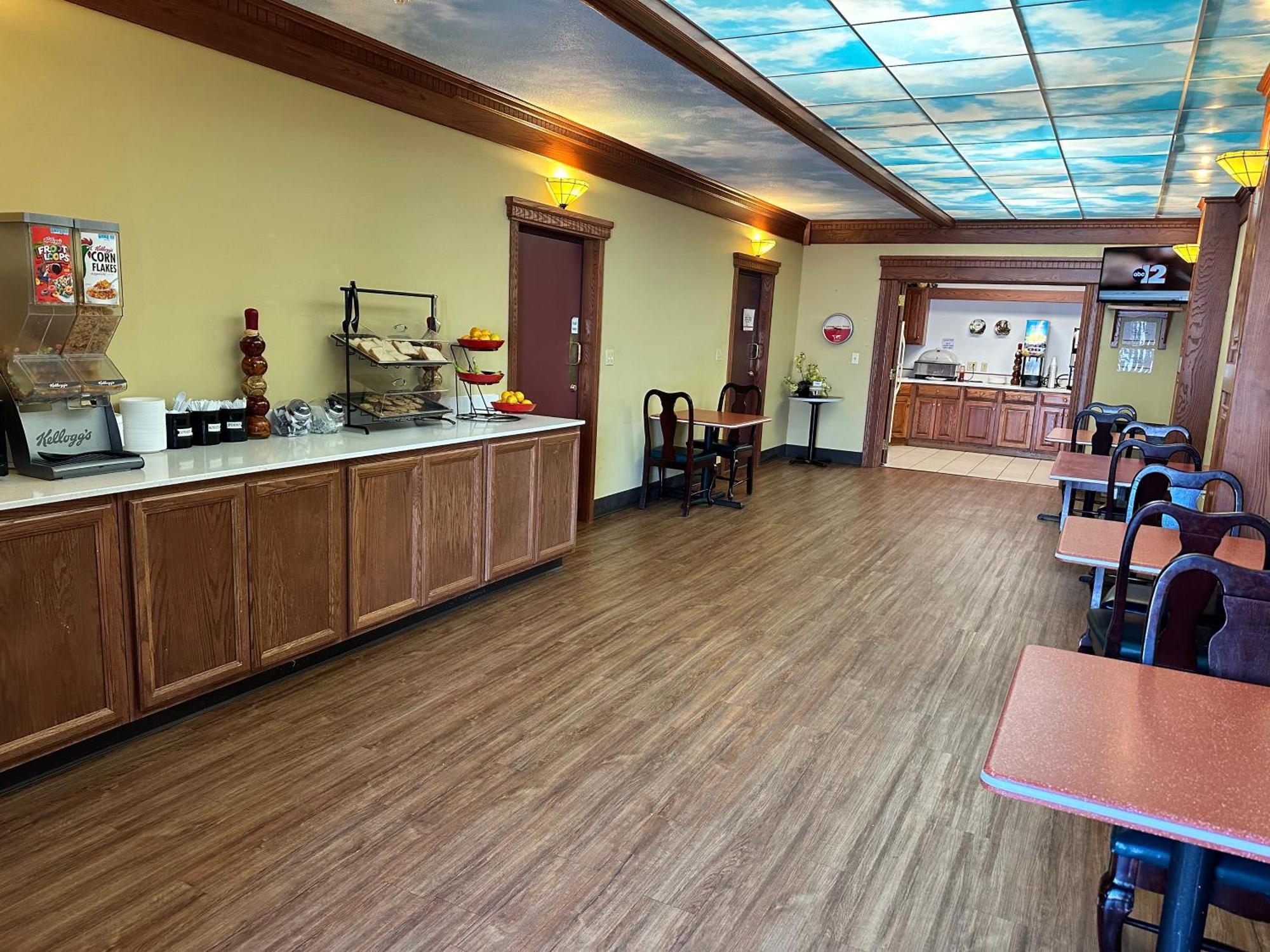 Ramada By Wyndham Saginaw Hotel & Suites Exterior foto
